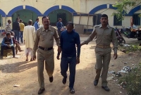অল্পবয়সী যুবকের সাথে বিছানায় মেতেছিলেন স্ত্রী, মুণ্ডচ্ছেদ করে হাজতে স্বামী অল্পবয়সী যুবকের সাথে বিছানায় মেতেছিলেন স্ত্রী, মুণ্ডচ্ছেদ করে হাজতে স্বামী