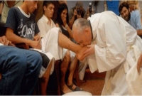 পোপ মুসলমানদের পা শুধু ধুয়েই দেননি, তাতে চুমুও খেয়েছেন