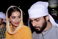 পাকিস্তানি অভিনেতা ফাওয়াদ খানকে জন্মদিনের শুভেচ্ছা জানিয়ে আক্রমণের মুখে সোনম