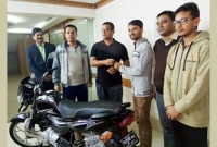 আবিষ্কারক সেই তরুণকে মোটরবাইক উপহার দিলেন এসপি