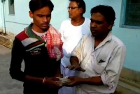 সততাই মূলধন, ৪৩ হাজার টাকা পেয়েও ফিরিয়ে দিলেন এই চা-বিক্রেতা