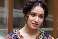 আমেরিকান অভিনেত্রীর মেদবহুল বিকিনি পরা ছবি পোস্ট করে 'ট্রোলড' শ্রদ্ধা