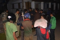 ভয়ঙ্কর কাণ্ডঃ সন্ধ্যা নামলেই ঢিল, মাথা বাঁচাতে …