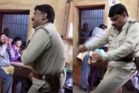 থানার মধ্য পুলিশ কর্মকর্তার ডিস্কো ডান্স, মুগ্ধ মহিলারা, মজা নিলেন কয়েদিরাও