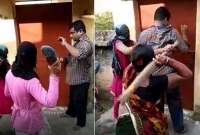 ফাঁকা ল্যাবে মহিলার স্পর্শকাতর স্থানে হাত দেওয়ায় জুতোপেটা খেলেন মালিক!