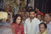 স্ত্রীকে নিয়ে মন্দিরে পুজা দিয়ে রোষের মুখে জাহির খান স্ত্রীকে নিয়ে মন্দিরে পুজা দিয়ে রোষের মুখে জাহির খান