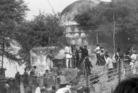 ভারতে হিন্দু করসেবকরা যেভাবে বাবরি মসজিদ ভাঙ্গার মহড়া দিয়েছিল