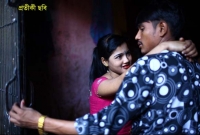 স্বামী বাইরে, রাতের অন্ধকারে পরকীয়ায় মত্ত স্ত্রী, ধরা পরতেই...