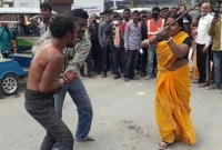 যে কারণে রাস্তার মধ্যে মেয়ের জামাইকে পেটালেন শ্বাশুড়ি যে কারণে রাস্তার মধ্যে মেয়ের জামাইকে পেটালেন শ্বাশুড়ি