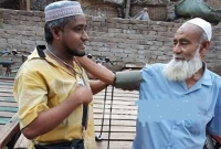  সকালে শিক্ষক বিকেলে ফেরিওয়ালা ডাক্তার!