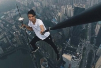 স্টান্ট দেখাতে গিয়ে বহুতল থেকে পড়ে যুবকের মৃত্যু, ভাইরাল ভিডিও