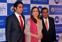 মুকেশ আম্বানির ছেলের বিয়ের কার্ডের দাম জানলে চমকে উঠবেন!