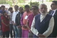 সাধারণ মানুষের সঙ্গে লাইনে দাঁড়িয়ে ভোট দিলেন নরেন্দ্র মোদী সাধারণ মানুষের সঙ্গে লাইনে দাঁড়িয়ে ভোট দিলেন নরেন্দ্র মোদী