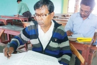 এমএ পরীক্ষায় বসে তাক লাগালেন ৭০ বছরের এই ‘যুবক’ মাস্টারমশাই!
