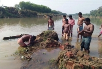 মাঝনদীতে ভেসে উঠল পুরনো বাড়ির ধ্বংসাবশেষ! কী রহস্য লুকিয়ে আছে?
