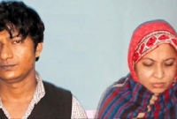 অসামাজিক কর্মকাণ্ডে লিপ্তাবস্থায় শিক্ষিকা স্ত্রীকে হাতেনাতে ধরে পুলিশে দিলেন স্বামী!