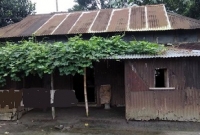 একজন মন্ত্রীর পুরনো দুই টিনের ঘর!