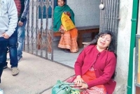    বিয়ের দাবিতে নেতার বাড়ির সামনে অবস্থান দুই সন্তানের জননীর!