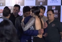 নায়িকার খোলা পিঠে হাত দিলেন না সালমান; ভক্তদের মধ্যে গুঞ্জন