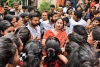 একজন শি্ক্ষক তার ছাত্র-ছাত্রীদের নিয়ে শিক্ষা সফরে গিয়েছিল। তারা যখন ঘুরতে বের হল তখন..