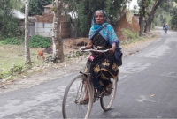 বয়স ৯০ পেরিয়েছে তবুও সাইকেল চালিয়ে বাড়ি বাড়ি গিয়ে স্বাস্থ্যসেবা দেন ‘বাংলার নানি’