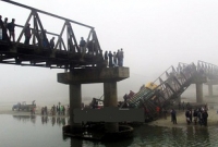 ভয়াবহ দূর্ঘটনা, ৭শ বস্তা সার নিয়ে বিকট শব্দে ব্রিজ ভেঙে নদীতে ট্রাক