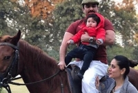 জন্মদিনের আগে বাবার সঙ্গে ঘোড়ায় চড়লো তৈমুর! ছবি ভাইরাল