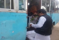 কে এই এমপি যিনি বাসে লিফলেট বিতরণ করছেন!