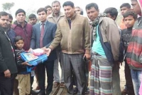 ট্রেন থামানো দুই শিশুকে ইউএনও’র পুরস্কার ট্রেন থামানো দুই শিশুকে ইউএনও’র পুরস্কার