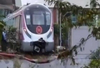 উদ্বোধনের আগেই দেয়াল ভেঙে বেরিয়ে গেছে মেট্রোরেল