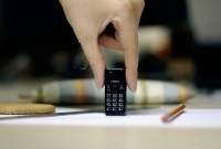 বুড়ো আঙুলের থেকেও ছোট, কয়েনের থেকেও হালকা, আসছে বিশ্বের ক্ষুদ্রতম ফোন