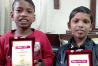 ট্রেনকে দুর্ঘটনা থেকে বাঁচানো সেই দুই শিশু পেলো এবার ১ লাখ টাকার পুরস্কার ট্রেনকে দুর্ঘটনা থেকে বাঁচানো সেই দুই শিশু পেলো এবার ১ লাখ টাকার পুরস্কার