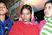 বাবা চৌকির নীচে, অন্ধকারে উধাও মৌলবি! বাবা চৌকির নীচে, অন্ধকারে উধাও মৌলবি!