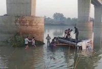 বাস নদীতে, নিহত ২৭ বাস নদীতে, নিহত ২৭