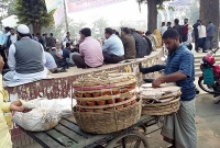  কেন্দ্রীয় শহীদ মিনারে শিক্ষকদের অনশনে খাবার বিক্রির ধুম