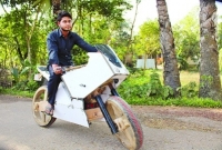 ব্যাটারিতে চলবে হুমায়ূনের কাঠের মোটরসাইকেল!