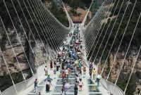  আধা কিলোমিটার লম্বা ঝুলন্ত কাচের ব্রিজ!