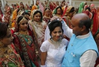 পিতৃহীন ২৫১ মেয়েকে বেশ ঘটা করেই বিয়ে দিলেন ভারতের হীরা ব্যবসায়ী মহেশ সাভানি!