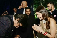 রিসেপশনে অদ্ভুত কাণ্ড অমিতাভের! হেসেই খুন আনুশকা