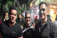 সালমানের জন্মদিনে হাজির ধোনি