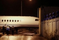 প্রবল বাতাসে ভবনে আছড়ে পড়ল বিমান!