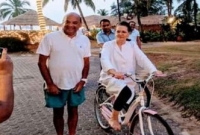 সৈকতে বাইসাইকেল চালাচ্ছেন সোনিয়া গান্ধী!