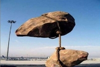 এই ঝুলন্ত অলৌকিক পাথরের আসল রহস্য কী জানেন?