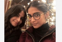 প্যারিসে বোনের সাথে একই ফ্রেমে বন্দি সোনম কাপুর