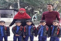 নতুন বই হাতে একই দিনে স্কুলে যমজ পাঁচ ভাই-বোন!