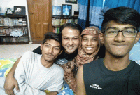 গভীর রাতে সেলফিতে মেতে উঠলো আসিফ পরিবার