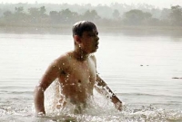 ২০১৮ বার পানিতে ডুবে ২০১৮ সাল বরণ করলেন তিনি!