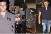 ক্যামেরা দেখেই মুখ লুকালেন কে এই রহস্যময়ী?