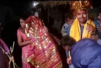 বিয়ের আসরে বসে হাউহাউ করে কাঁদছে ইঞ্জিনিয়ার পাত্র! কারণ জানলে শিউরে উঠবেন