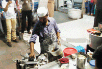 ফুটপাতে মাসে তিন লাখ টাকার চা বিক্রি করেন ফারুক!